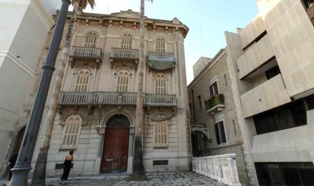 Bari, Palazzina Palmieri: l'eclettico edificio che d il benvenuto a chi passeggia sulla Muraglia